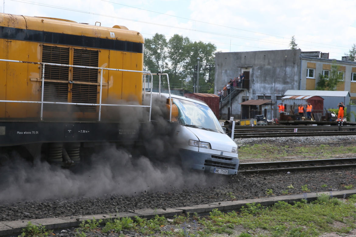 Pociąg masakruje osobowego busa na przejeździe kolejowym