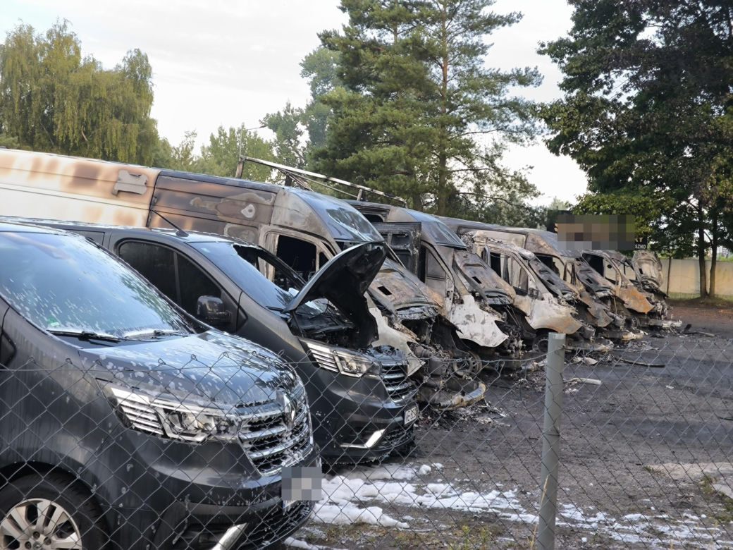 Spalone busy przy ulicy Usługowej w Lesznie