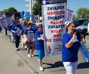 Strajk pielęgniarek i położnych w Olsztynie. Relacja z protestu [ZDJĘCIA]