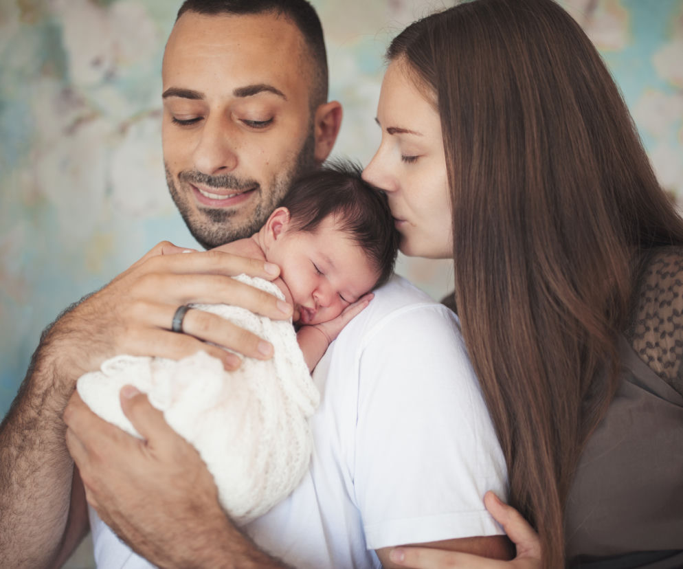 Powrót ze szpitala z noworodkiem: mama i dziecko wracają ze szpitala