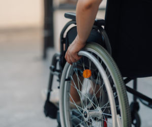 Każdy dzień bez terapii zwiększa ryzyko niepełnosprawności. Neurolodzy apelują o realny dostęp do leczenia