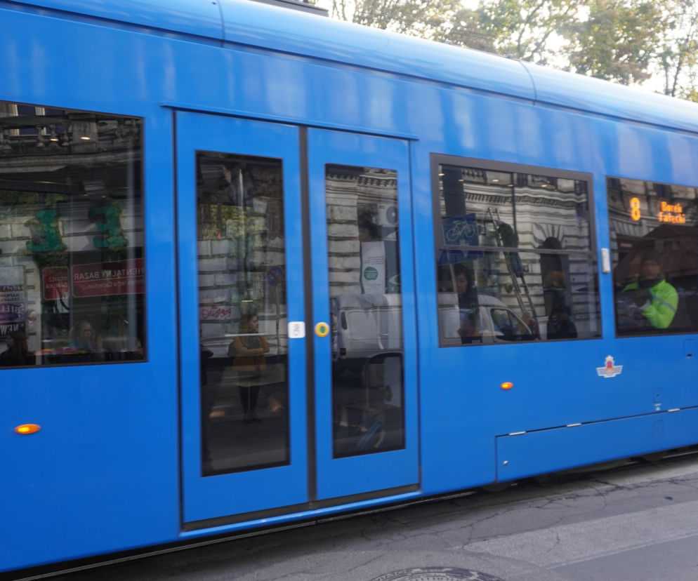 Niebieski tramwaj linii numer 8 jadący ulicami Krakowa. O zmianach w biletach MPK przeczytasz na SE.