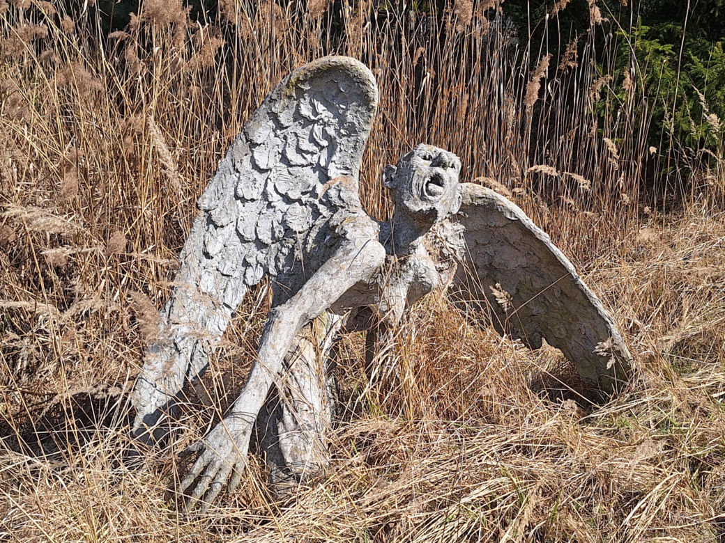 Surrealistyczne rzeźby zdobią ogród. Budzą niepokój i ciekawość