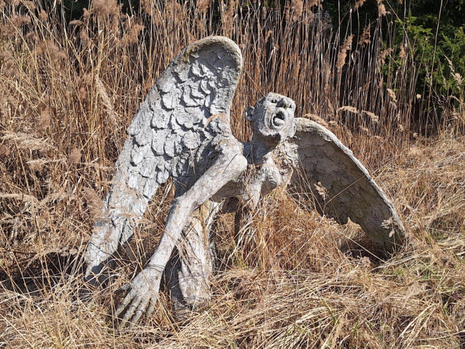 Surrealistyczne rzeźby zdobią ogród. Budzą niepokój i ciekawość