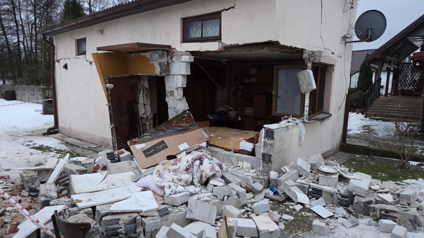 Wybuch gazu w domu jednorodzinnym. 88-letnia kobieta ciężko ranna
