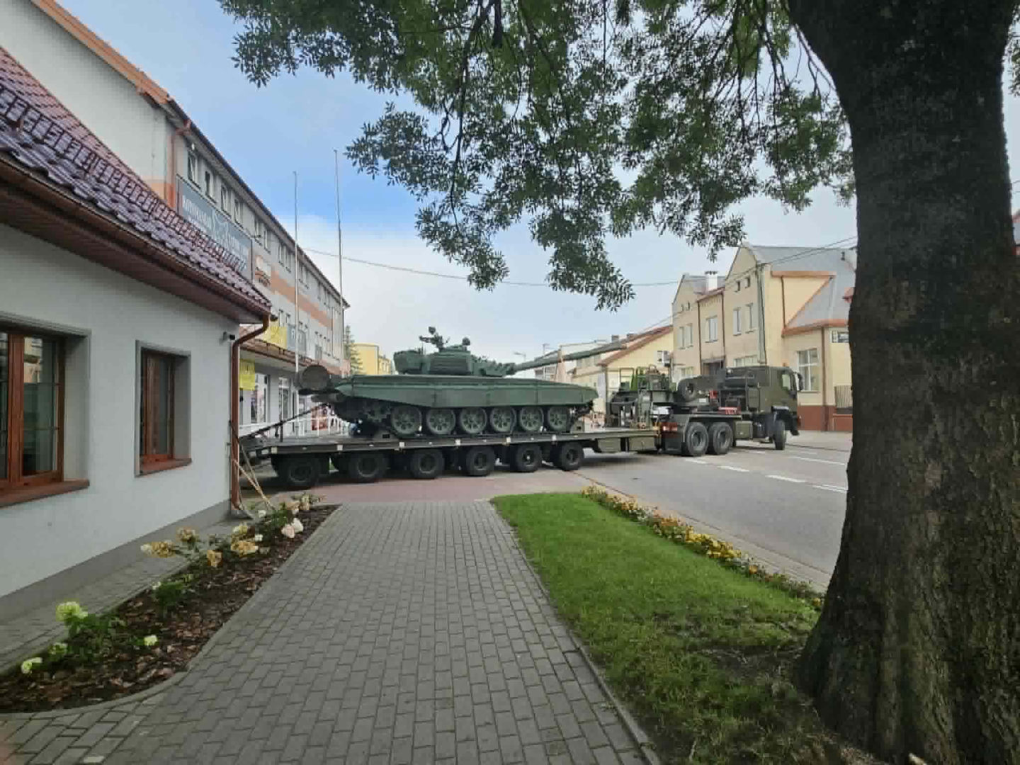 Muzeum w Orzyszu z pancernym wzmocnieniem. Czołg T-72 stanął na placu jako nowy eksponat