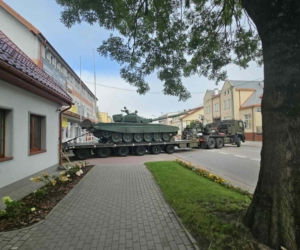 Muzeum w Orzyszu z pancernym wzmocnieniem. Czołg T-72 stanął na placu jako nowy eksponat