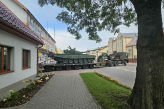 Muzeum w Orzyszu z pancernym wzmocnieniem. Czołg T-72 stanął na placu jako nowy eksponat