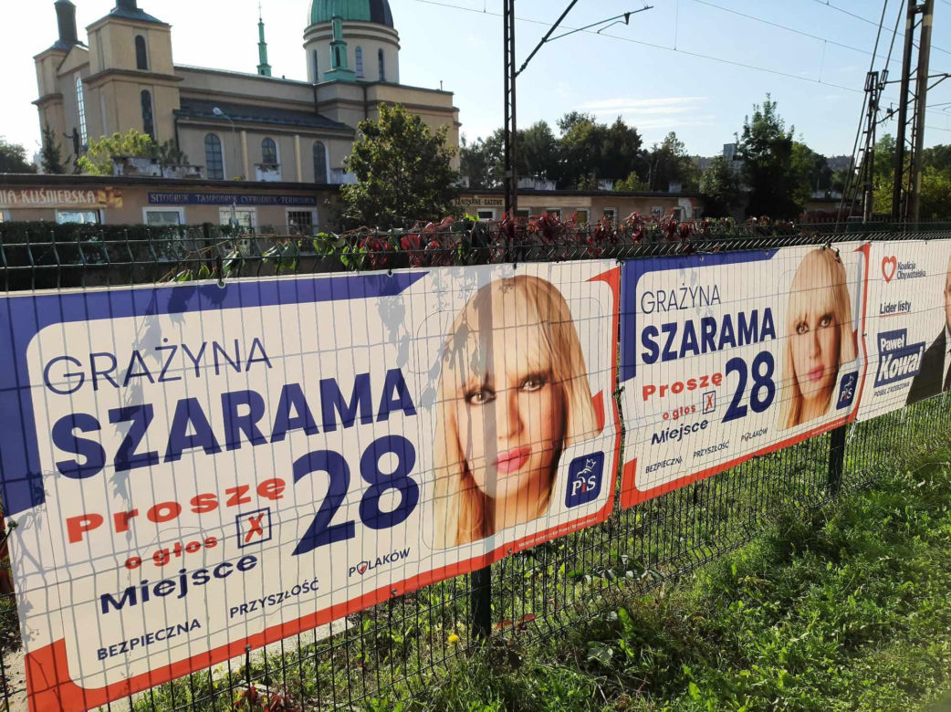 Rzeszowskie osiedla pozaklejane plakatami wyborczymi. Plakat na plakacie 