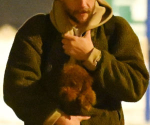 Sebastian Fabijański z pieskiem na spacerze