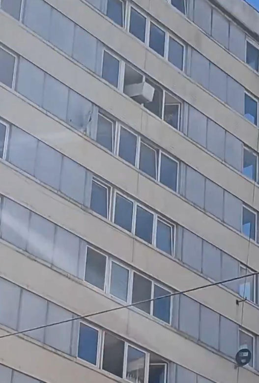 Remont po wrocławsku. Lodówka poleciała z okna wieżowca. Nagranie jest hitem