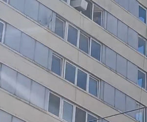Remont po wrocławsku. Lodówka poleciała z okna wieżowca. Nagranie jest hitem
