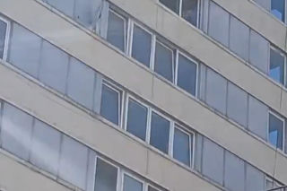 Remont po wrocławsku. Lodówka poleciała z okna wieżowca. Nagranie jest hitem