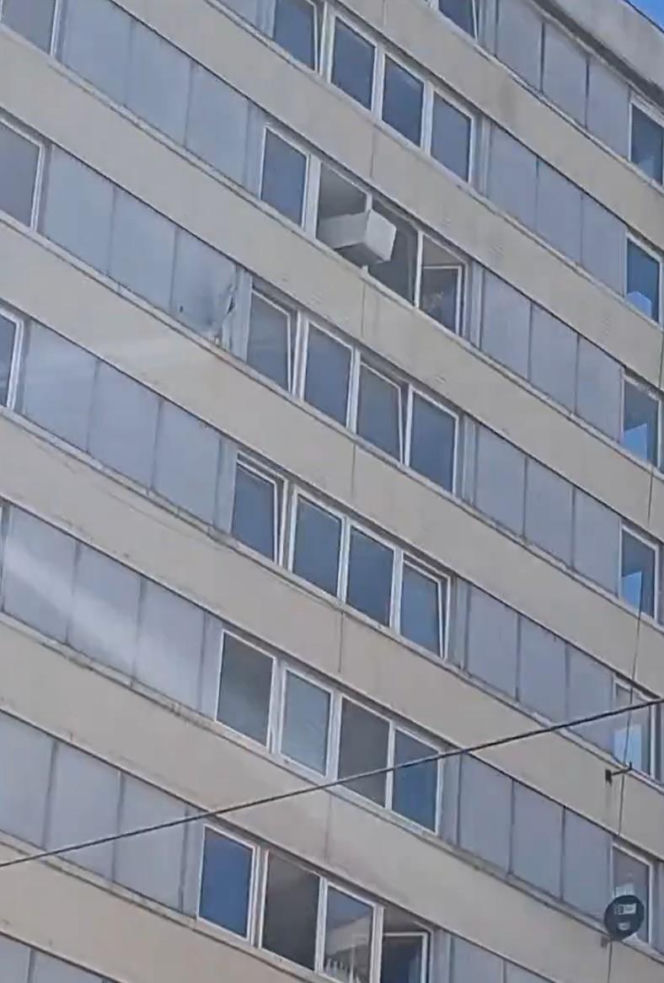 Remont po wrocławsku. Lodówka poleciała z okna wieżowca. Nagranie jest hitem