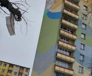 Zerwana elewacja z wieżowca przy ul. Struga