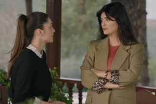 Wichrowe wzgórze: Arzu pada na kolana przed Zeynep! Czy to skrucha czy kolejna pułapka?