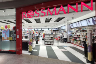 Kobiety pokochały ten olejek do ciała z Rossmann. Nawilża i wygładza skórę w kilka sekund