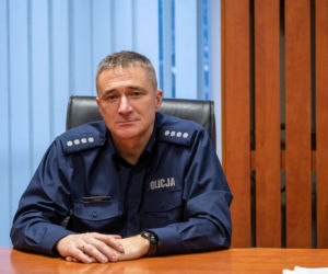 Komendant robi zakupy seniorce 
