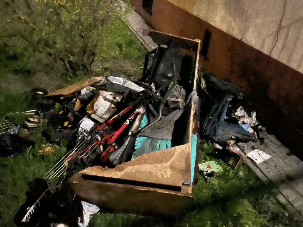 Kłęby dymu i ogromny smród. Kawalerka na Ochocie stanęła w ogniu