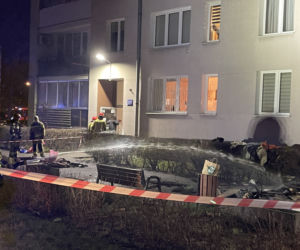 Ogień strawił mieszkanie na Targówku. Trzy osoby w szpitalu