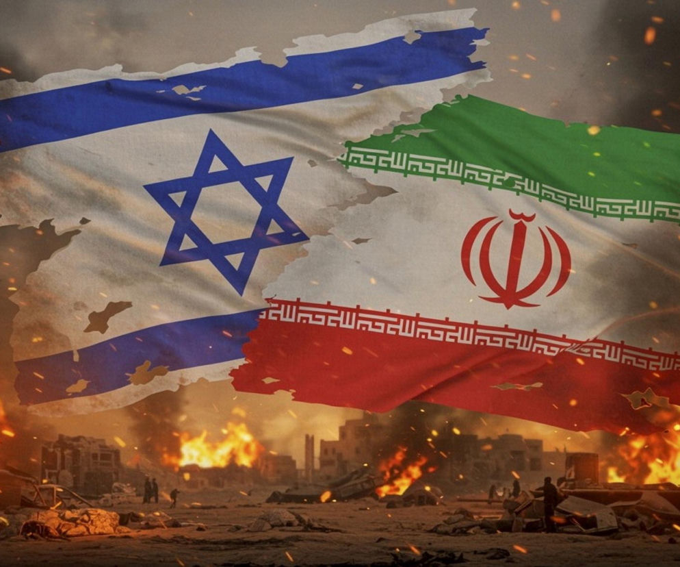 Rozdarte flagi Izraela i Iranu na tle płonącego, zniszczonego miasta, symbolizujące konflikt na Bliskim Wschodzie. Scena ilustruje eskalację napięć i ataki na rafinerie, o czym przeczytasz na Super Biznes.