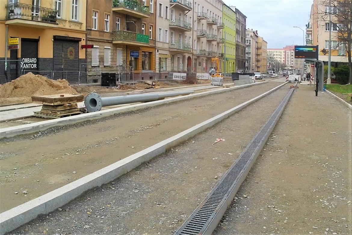 Słupy utrudniają życie pieszym na al. Wyzwolenia