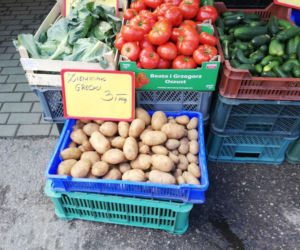 Kilkadziesiąt złotych za koszyczek truskawek! Jakie są ceny warzyw i owoców? 