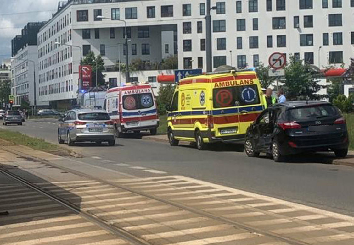 Wypadek na Woli w Warszawie. Samochód wjechał pod tramwaj. Są ranni, w tym dwójka niemowląt 