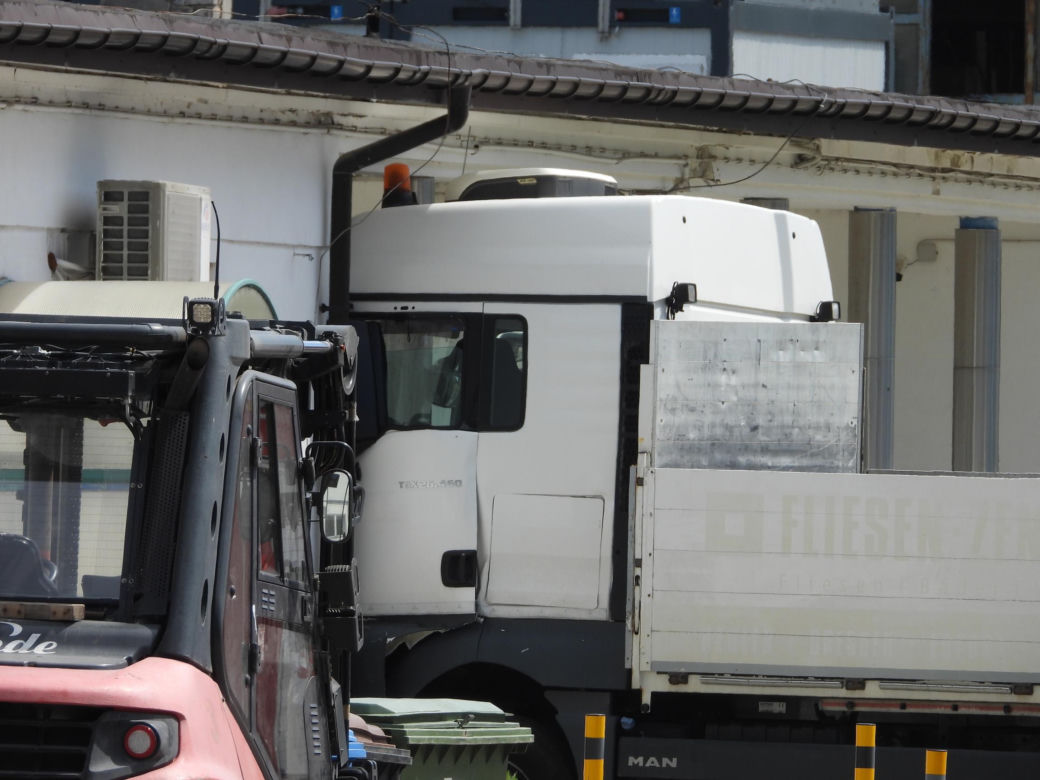 Kierowca ciężarówki zasłabł i wjechał w ścianę budynku na Białołęce