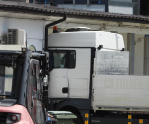 Kierowca ciężarówki zasłabł i wjechał w ścianę budynku na Białołęce
