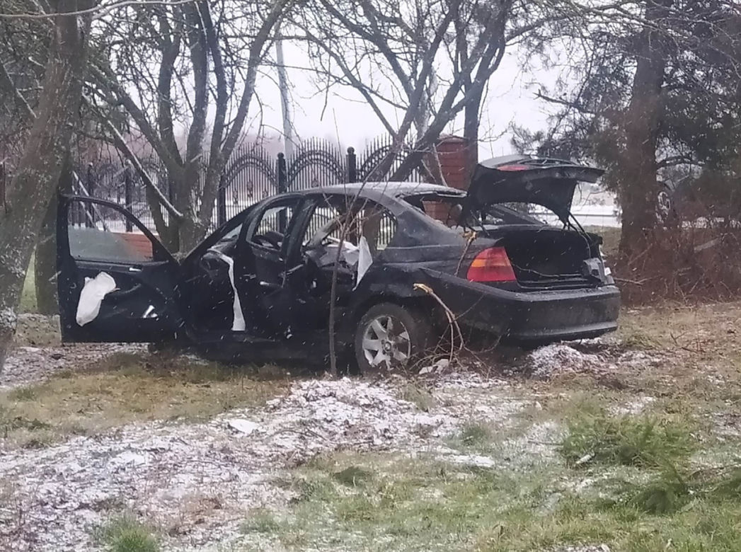 Drogowa makabra pod Siedlcami. Bmw walnęło w drzewo, auto rozpadło się na pół