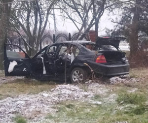 Drogowa makabra pod Siedlcami. Bmw walnęło w drzewo, auto rozpadło się na pół