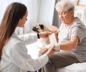 Groźne upadki seniorów to nie tylko mokre liście. Zwróć uwagę na te miejsca w domu