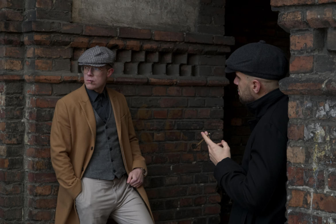 Hip-hopowy duet z Tarnowskich Gór w sesji w stylu serialu "Peaky Blinders"