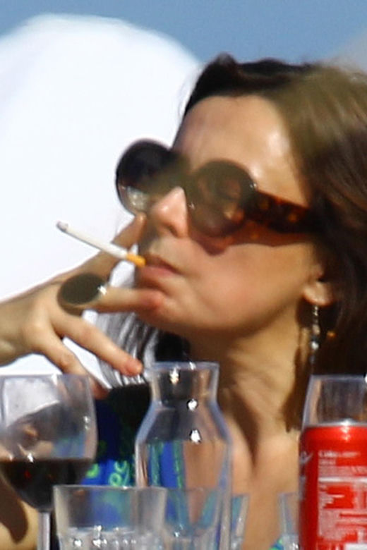 Renata Dancewicz kurzy na plaży