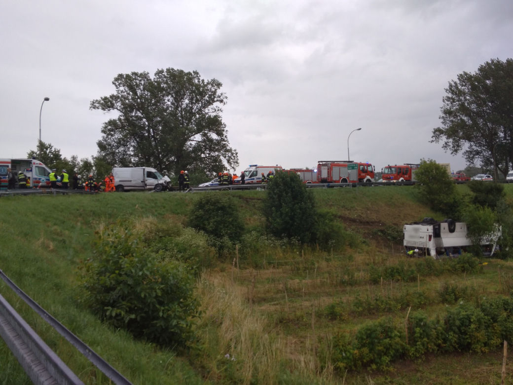 Autobus PKS spadł ze skarpy! 11 osób rannych