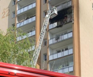 Pożar bloku na Gocławiu. Balkon wieżowca stanął w ogniu