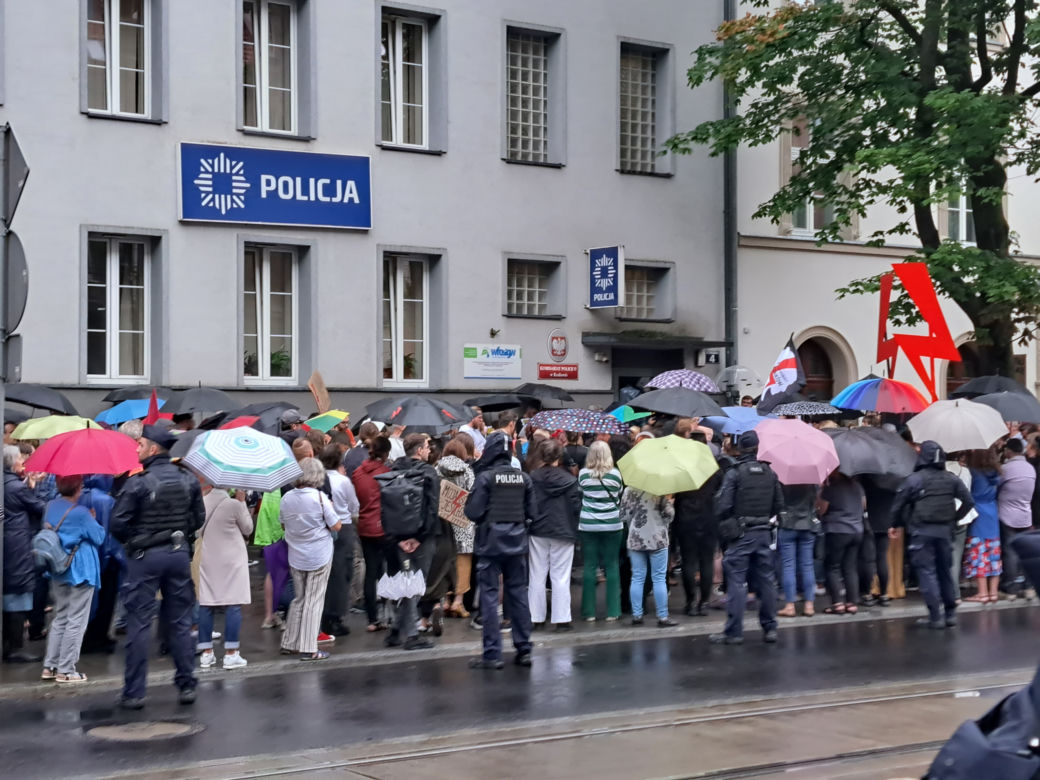 "Nigdy nie będziesz szła sama. Solidarnie z Joanna". Protest w Krakowie