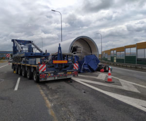 Gigantyczne utrudnienia na A4. Z ciężarówki wypadł ogromny element turbiny! [ZDJĘCIA]