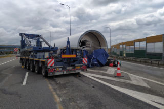 Gigantyczne utrudnienia na A4. Z ciężarówki wypadł ogromny element turbiny! [ZDJĘCIA]