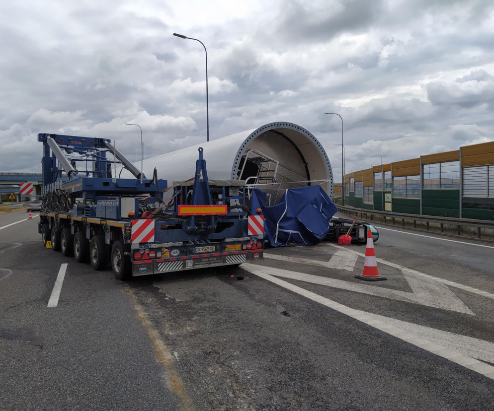 Część turbiny wiatrowej blokuje autostradę obok ciężarówki. O utrudnieniach na A4 przeczytasz na Eska Rzeszów.