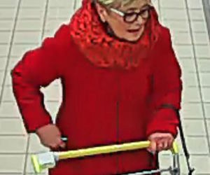 4 Policja poszukuje złodziejki portfela ze sklepu na Widzewie