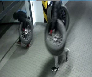 Bezczelni złodzieje w garażu podziemnym w Toruniu! Rozpoznajesz ich?