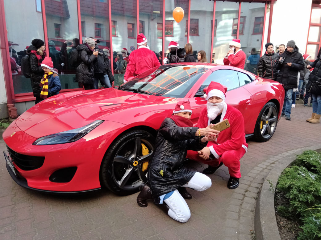 Święty Mikołaj zamienił sanie i renifery na czerwone Ferrari. Dzieciaki z chorzowskiego szpitala zachwycone [ZDJĘCIA]