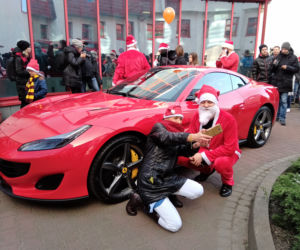 Święty Mikołaj zamienił sanie i renifery na czerwone Ferrari. Dzieciaki z chorzowskiego szpitala zachwycone [ZDJĘCIA]
