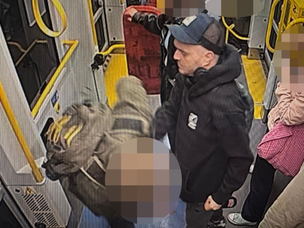 Znokautował pasażera w tramwaju i spokojnie usiadł obok. Policja szuka tego mężczyzny