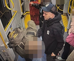 Znokautował pasażera w tramwaju i spokojnie usiadł obok. Policja szuka tego mężczyzny