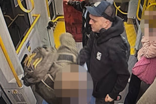 Znokautował pasażera w tramwaju i spokojnie usiadł obok. Policja szuka tego mężczyzny