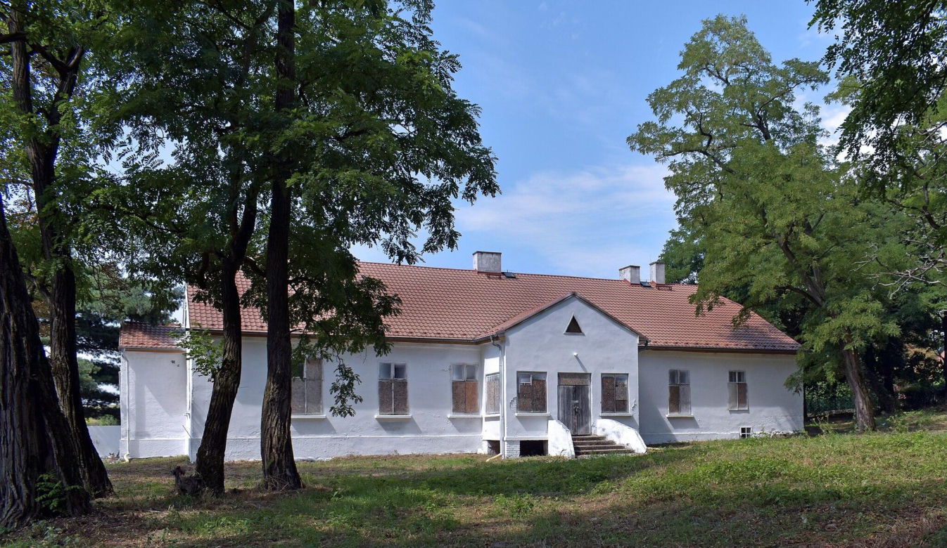 To jedna z najpiękniejszych wsi w Małopolsce. Kiedyś należała do profesora Uniwersytetu Jagiellońskiego