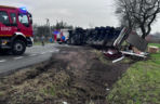 Tir leżący w przydrożnym rowie. Kierujący wysiadł o własnych siłach